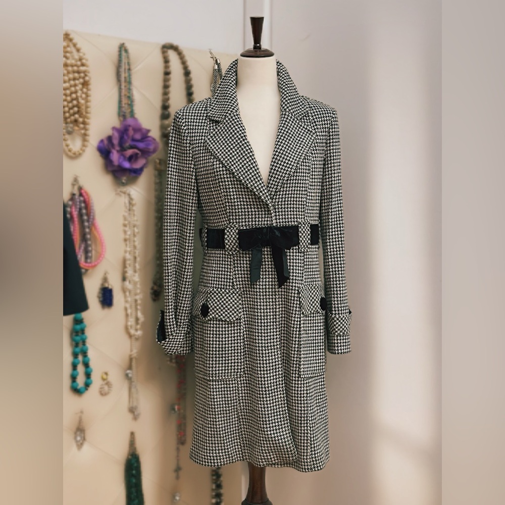 Nanette Lepore 💐 Black and White Tailored Coat with fitted waist